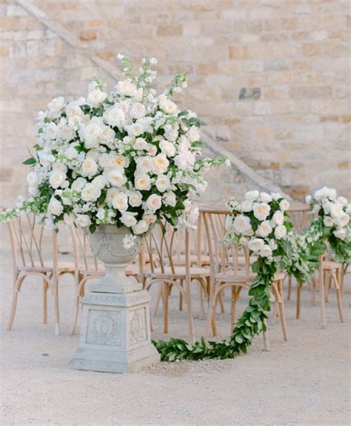 What are traditional wedding flowers?
